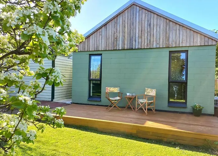 Garden Setting, Quality Independent Studio For Two